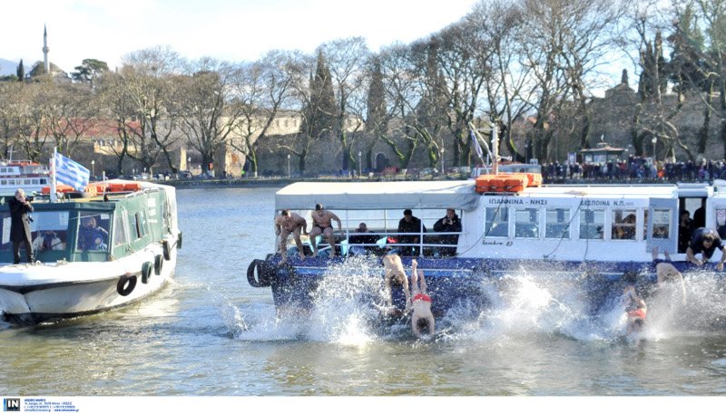 Νεαρός από τη Χιλή έπιασε τον σταυρό στα Γιάννενα -Ηρθε στην Ελλάδα λόγω... έρωτα [εικόνες] | iefimerida.gr 0