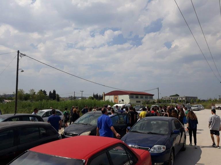 Εικόνες ντροπής στη Θεσσαλονίκη -Ξύλο σε παιδικό πρωτάθλημα, δάγκωσαν αστυνομικό [εικόνες] | iefimerida.gr 1