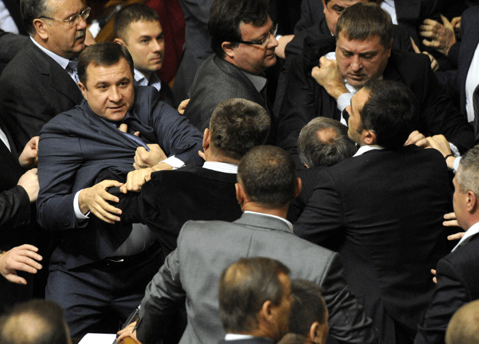 Το ξύλο της... αρκούδας ξανά στην Ουκρανική Βουλή [εικόνες] | iefimerida.gr 2