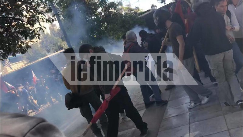 ΜΑΤ εναντίον διαδηλωτών -Ξύλο και χημικά έξω από το Μαξίμου στο πανεκπαιδευτικό συλλαλητήριο | iefimerida.gr 3