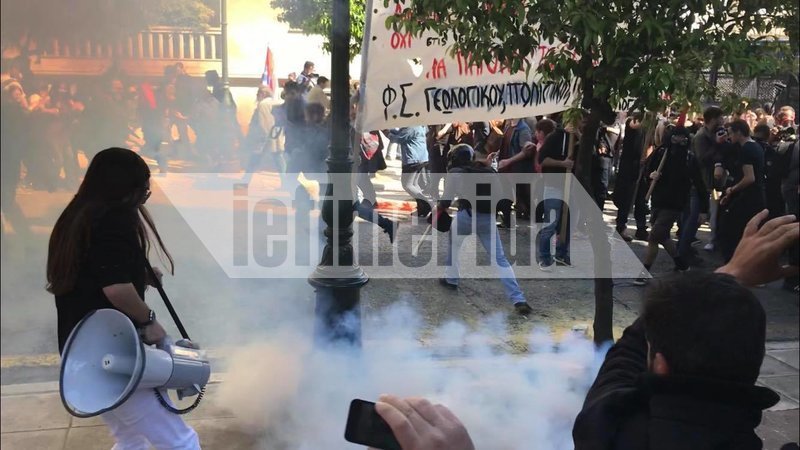 ΜΑΤ εναντίον διαδηλωτών -Ξύλο και χημικά έξω από το Μαξίμου στο πανεκπαιδευτικό συλλαλητήριο | iefimerida.gr 1