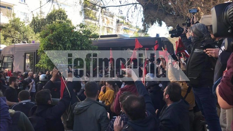 ΜΑΤ εναντίον διαδηλωτών -Ξύλο και χημικά έξω από το Μαξίμου στο πανεκπαιδευτικό συλλαλητήριο | iefimerida.gr 0