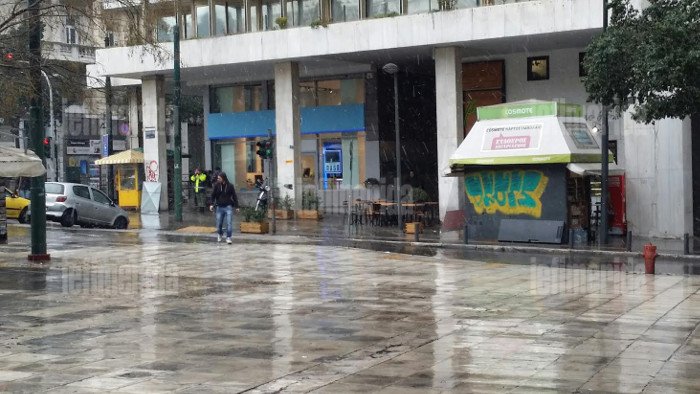 Χιονίζει στο κέντρο της Αθήνας [εικόνες] | iefimerida.gr 1
