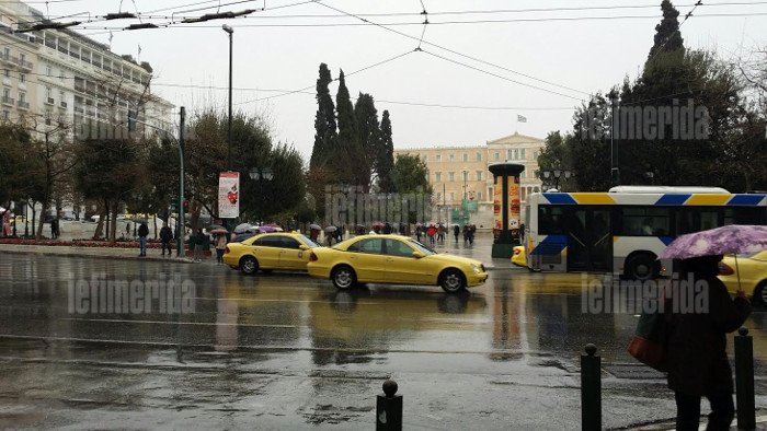 Χιονίζει στο κέντρο της Αθήνας [εικόνες] | iefimerida.gr 2