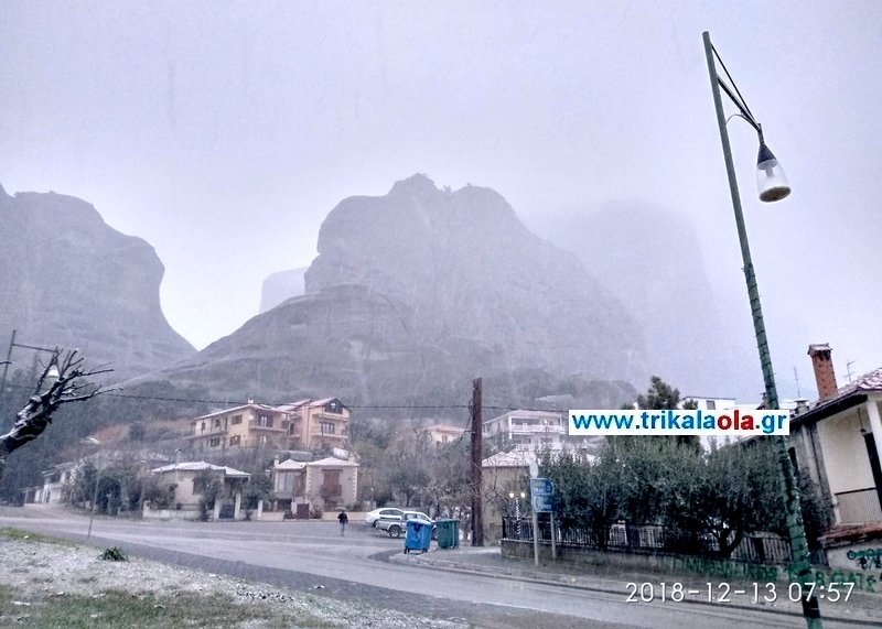 Χιόνι στα επιβλητικά βράχια των Μετεώρων