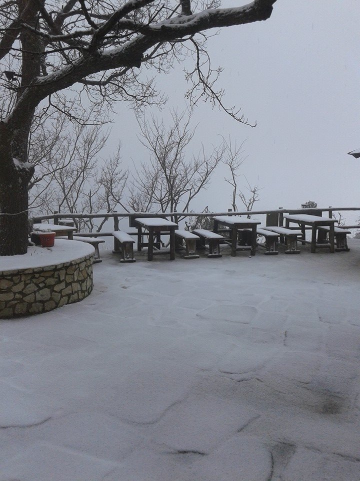 Χιόνια πασχαλιάτικα και στην Αττική: Το έστρωσε στην Πάρνηθα [εικόνες]  | iefimerida.gr 3