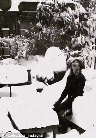 Χολιγουντιανοί σταρ στέλνουν την «καλημέρα» τους από τη χιονισμένη Ν. Υόρκη-Με στιλ ακόμη και στους -5 [εικόνες]  | iefimerida.gr 1