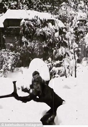 Χολιγουντιανοί σταρ στέλνουν την «καλημέρα» τους από τη χιονισμένη Ν. Υόρκη-Με στιλ ακόμη και στους -5 [εικόνες]  | iefimerida.gr 2