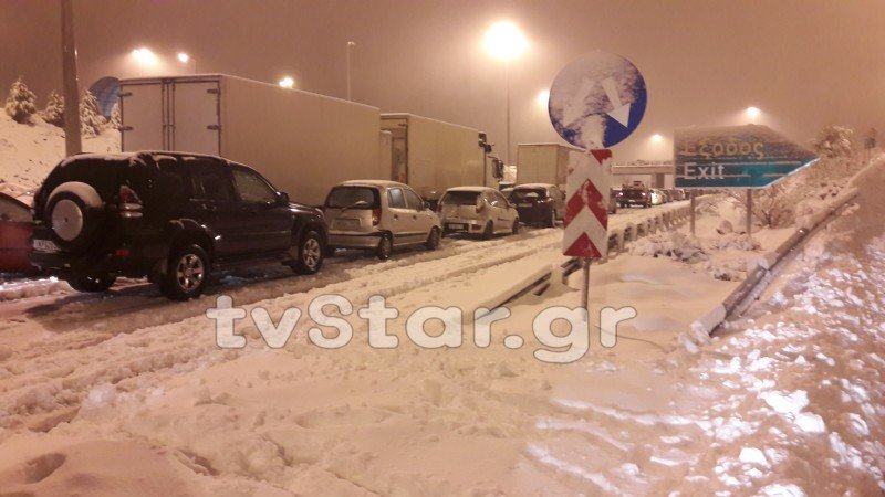 Σε κλοιό χιονιά η χώρα -Οδηγοί εγκλωβίστηκαν επί 8 ώρες στην Εθνική Αθηνών-Λαμίας [εικόνες] | iefimerida.gr 0