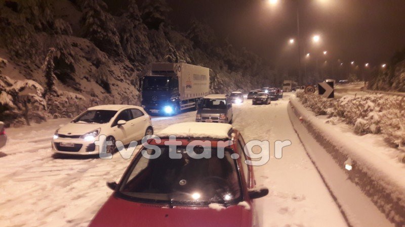 Σε κλοιό χιονιά η χώρα -Οδηγοί εγκλωβίστηκαν επί 8 ώρες στην Εθνική Αθηνών-Λαμίας [εικόνες] | iefimerida.gr 1