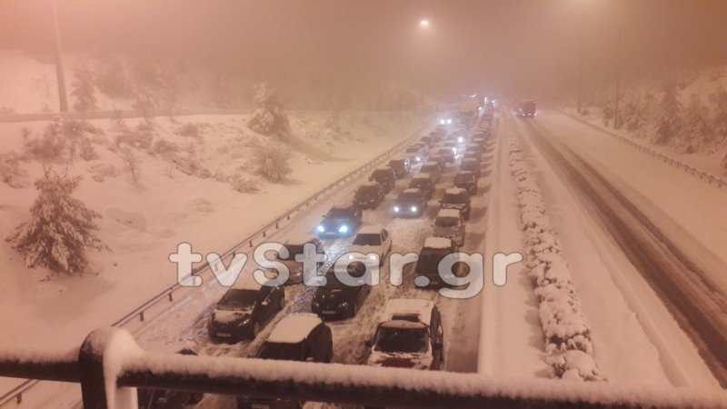Σε κλοιό χιονιά η χώρα -Οδηγοί εγκλωβίστηκαν επί 8 ώρες στην Εθνική Αθηνών-Λαμίας [εικόνες] | iefimerida.gr 2