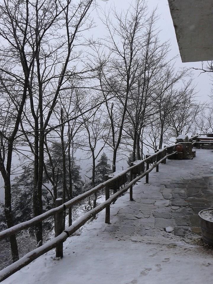 Χιόνια πασχαλιάτικα και στην Αττική: Το έστρωσε στην Πάρνηθα [εικόνες]  | iefimerida.gr 1