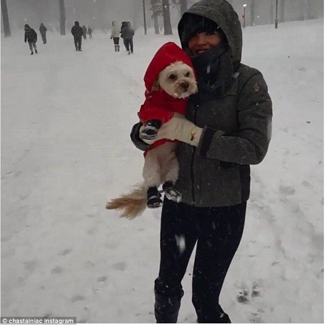 Χολιγουντιανοί σταρ στέλνουν την «καλημέρα» τους από τη χιονισμένη Ν. Υόρκη-Με στιλ ακόμη και στους -5 [εικόνες]  | iefimerida.gr 7