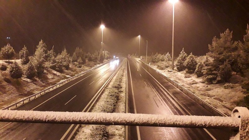 Κακοκαιρία «Σοφία»: Πολική νύχτα -Ακινητοποιημένες νταλίκες στις Αφίδνες [εικόνες & βίντεο] | iefimerida.gr 3