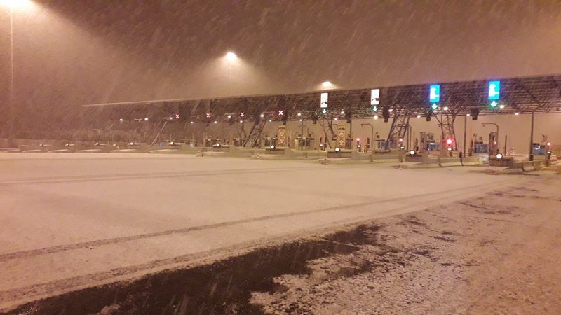 Κακοκαιρία «Σοφία»: Πολική νύχτα -Ακινητοποιημένες νταλίκες στις Αφίδνες [εικόνες & βίντεο] | iefimerida.gr 0