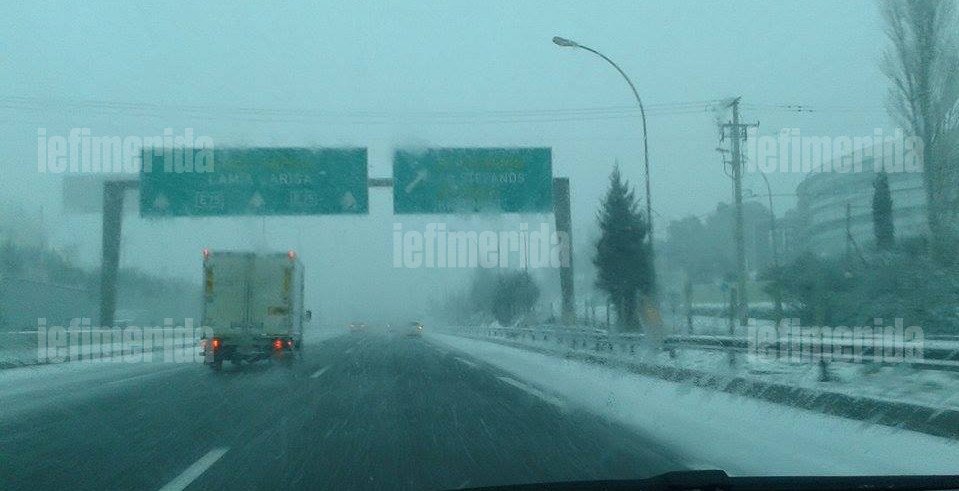 Στα λευκά τα βόρεια προάστια: Το έστρωσε και στην Εθνική Οδό [εικόνες] | iefimerida.gr 2