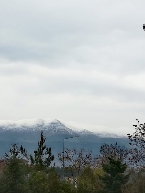 Συγκεκριμένα, τα πρώτα έπεσαν για τα καλά και στο Μιτσικέλι και γύρω από το Συρράκο σε υψόμετρο πάνω από τα 1350 μέτρα.