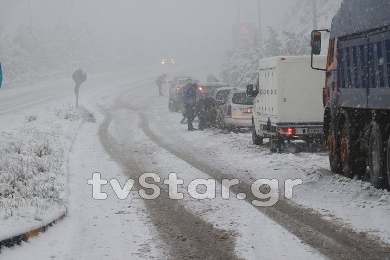 «Πάγωσε» η κυκλοφορία στο οδικό δίκτυο της Φθιώτιδας -Πού χρειάζονται αλυσίδες [εικόνες] | iefimerida.gr 3