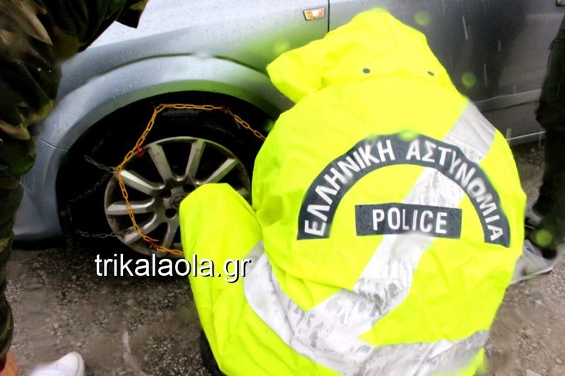 Πυκνό χιόνι στην Πύλη Τρικάλων -Αστυνομικοί  βοήθησαν οδηγούς και... τοποθέτησαν αλυσίδες [εικόνες & βίντεο] | iefimerida.gr 5