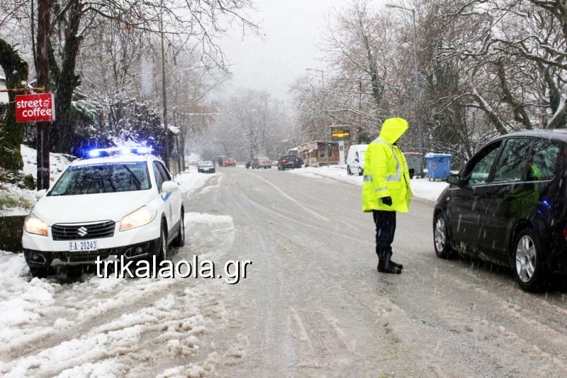 Πυκνό χιόνι στην Πύλη Τρικάλων -Αστυνομικοί  βοήθησαν οδηγούς και... τοποθέτησαν αλυσίδες [εικόνες & βίντεο] | iefimerida.gr 0