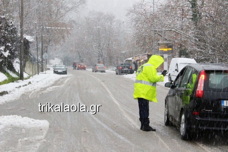 Πυκνό χιόνι στην Πύλη Τρικάλων -Αστυνομικοί  βοήθησαν οδηγούς και... τοποθέτησαν αλυσίδες [εικόνες & βίντεο] | iefimerida.gr 1