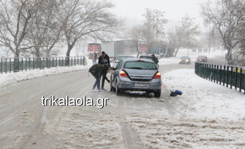 Πυκνό χιόνι στην Πύλη Τρικάλων -Αστυνομικοί  βοήθησαν οδηγούς και... τοποθέτησαν αλυσίδες [εικόνες & βίντεο] | iefimerida.gr 2