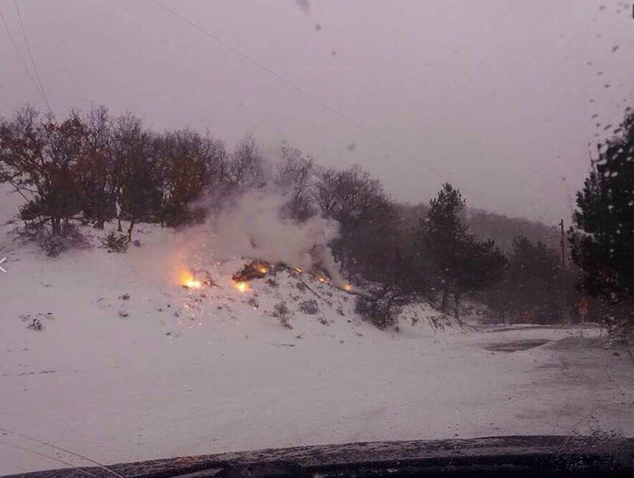 Σπάνιο θέαμα: Επιασε φωτιά μέσα στο χιόνι στην Κομοτηνή [εικόνες] | iefimerida.gr 1