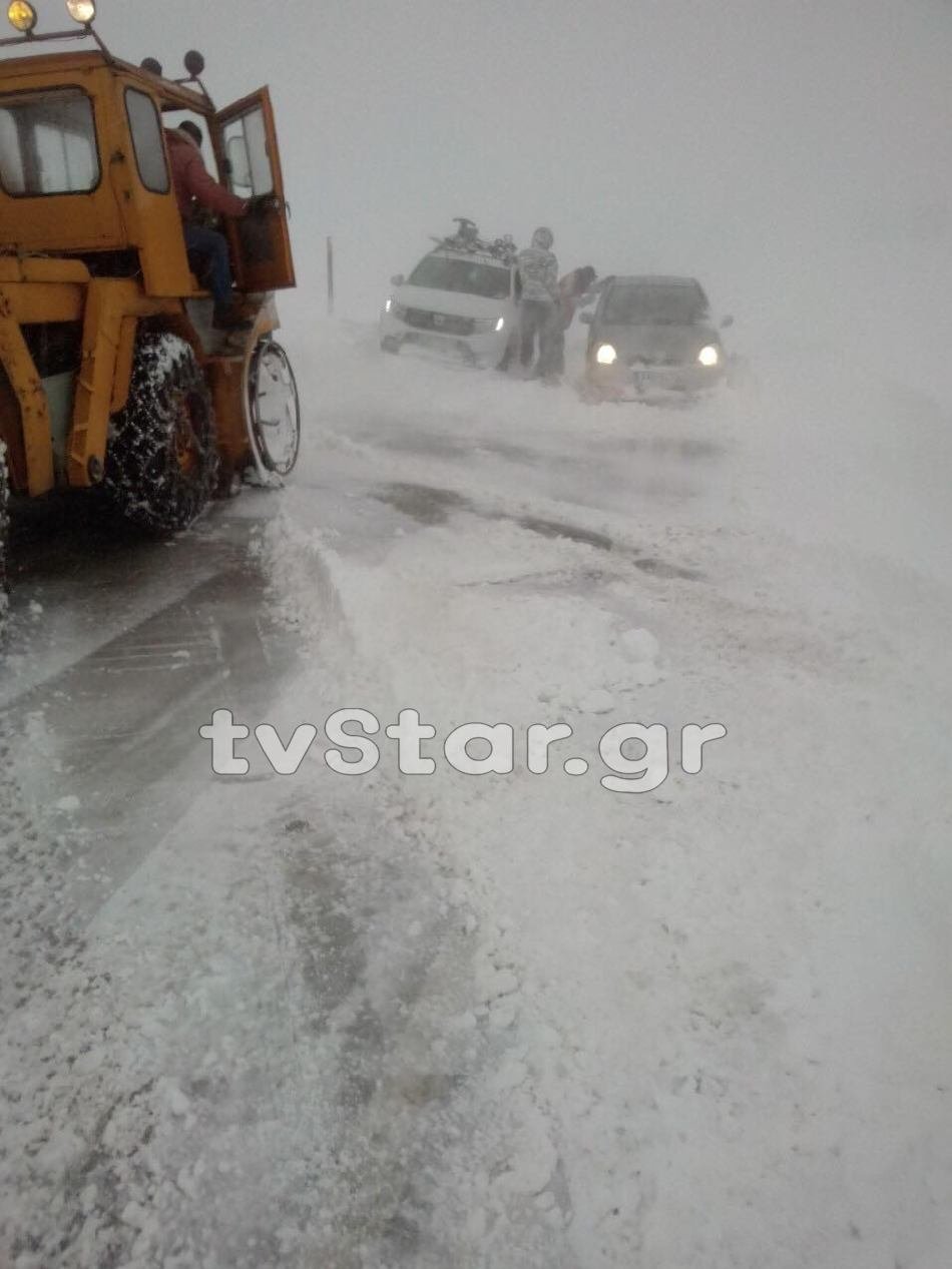 Βελούχι: Επιχείρηση απεγκλωβισμού 8 ατόμων που έπεσαν σε χιονοθύελλα [εικόνες] | iefimerida.gr 2