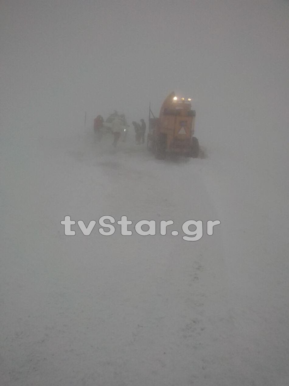 Βελούχι: Επιχείρηση απεγκλωβισμού 8 ατόμων που έπεσαν σε χιονοθύελλα [εικόνες] | iefimerida.gr 4