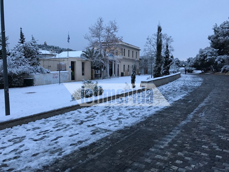 Μοναδικές εικόνες: Η χιονισμένη Ακρόπολη, η κατάλευκη Διονυσίου Αρεοπαγίτου [εικόνες] | iefimerida.gr 0