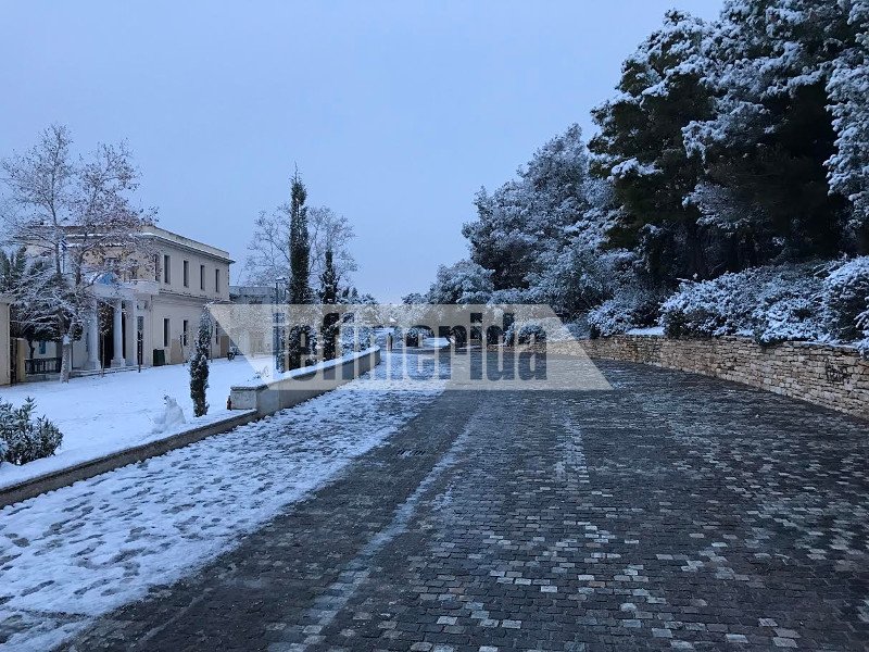 Μοναδικές εικόνες: Η χιονισμένη Ακρόπολη, η κατάλευκη Διονυσίου Αρεοπαγίτου [εικόνες] | iefimerida.gr 1