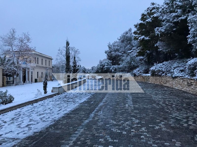 Μοναδικές εικόνες: Η χιονισμένη Ακρόπολη, η κατάλευκη Διονυσίου Αρεοπαγίτου [εικόνες] | iefimerida.gr 2