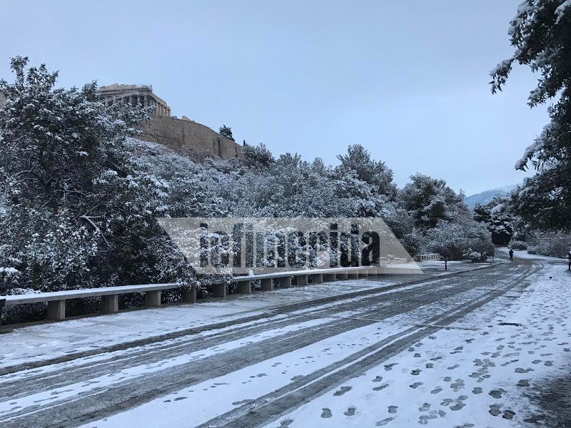 Μοναδικές εικόνες: Η χιονισμένη Ακρόπολη, η κατάλευκη Διονυσίου Αρεοπαγίτου [εικόνες] | iefimerida.gr 3