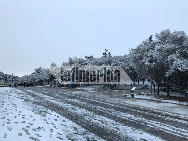 Μοναδικές εικόνες: Η χιονισμένη Ακρόπολη, η κατάλευκη Διονυσίου Αρεοπαγίτου [εικόνες] | iefimerida.gr 4
