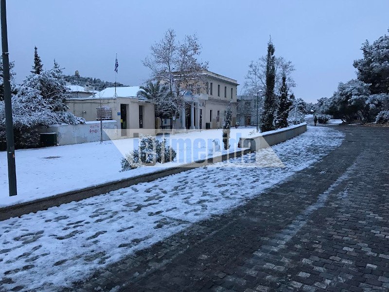 Μοναδικές εικόνες: Η χιονισμένη Ακρόπολη, η κατάλευκη Διονυσίου Αρεοπαγίτου [εικόνες] | iefimerida.gr 5