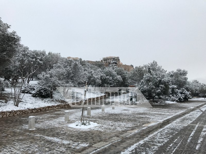 Μοναδικές εικόνες: Η χιονισμένη Ακρόπολη, η κατάλευκη Διονυσίου Αρεοπαγίτου [εικόνες] | iefimerida.gr 6