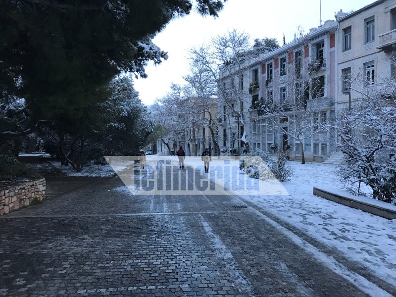 Μοναδικές εικόνες: Η χιονισμένη Ακρόπολη, η κατάλευκη Διονυσίου Αρεοπαγίτου [εικόνες] | iefimerida.gr 11