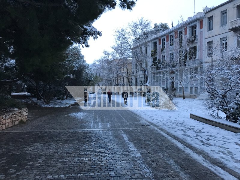 Μοναδικές εικόνες: Η χιονισμένη Ακρόπολη, η κατάλευκη Διονυσίου Αρεοπαγίτου [εικόνες] | iefimerida.gr 13