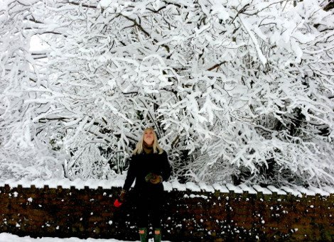 Ο χιονιάς σαρώνει τη Βρετανία και οι τρελο-Βρετανοί κάνουν... ηλιοθεραπεία [εικόνες] | iefimerida.gr 0