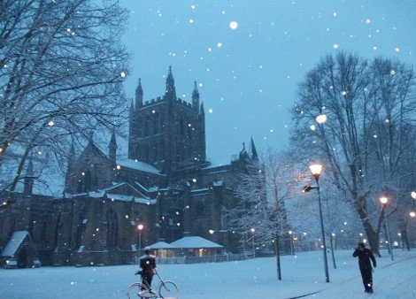 Ο χιονιάς σαρώνει τη Βρετανία και οι τρελο-Βρετανοί κάνουν... ηλιοθεραπεία [εικόνες] | iefimerida.gr 1