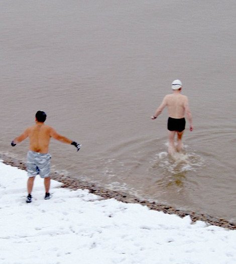 Ο χιονιάς σαρώνει τη Βρετανία και οι τρελο-Βρετανοί κάνουν... ηλιοθεραπεία [εικόνες] | iefimerida.gr 4