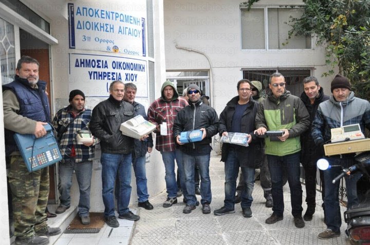 Οι Χιώτες κατέθεσαν τις ταμειακές τους στη ΔΟΥ -Αντιδρούν στην αύξηση του ΦΠΑ [εικόνες] | iefimerida.gr 0