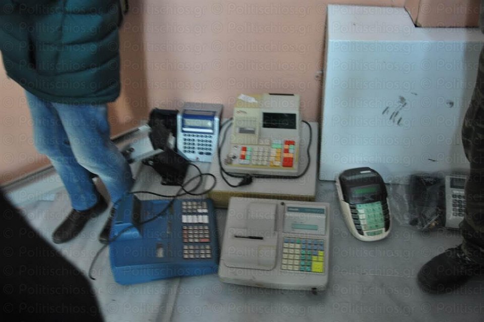 Οι Χιώτες κατέθεσαν τις ταμειακές τους στη ΔΟΥ -Αντιδρούν στην αύξηση του ΦΠΑ [εικόνες] | iefimerida.gr 1