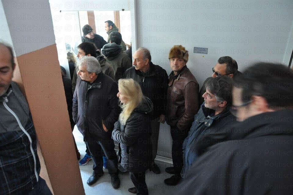 Οι Χιώτες κατέθεσαν τις ταμειακές τους στη ΔΟΥ -Αντιδρούν στην αύξηση του ΦΠΑ [εικόνες] | iefimerida.gr 2