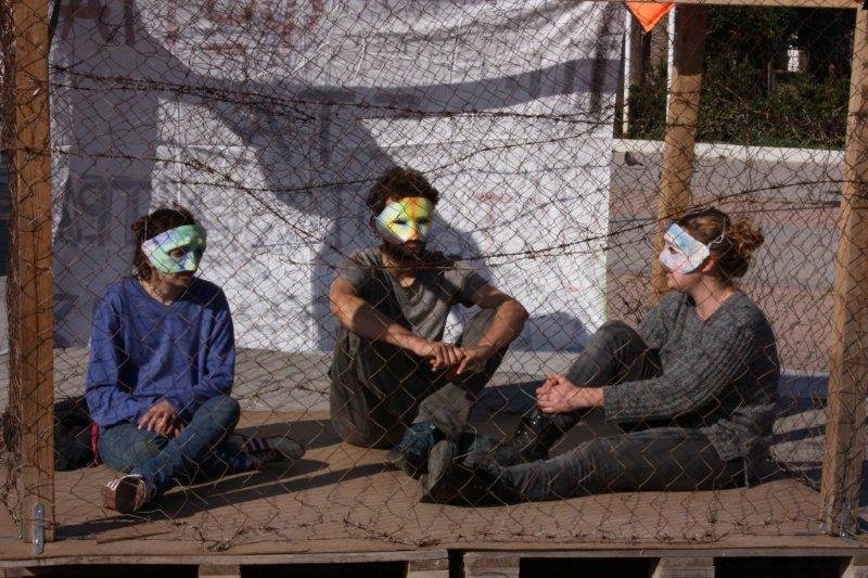 Κλείστηκαν σε κλουβί για να διαμαρτυρηθούν κατά του hotspot στη Χίο [εικόνα] | iefimerida.gr 0