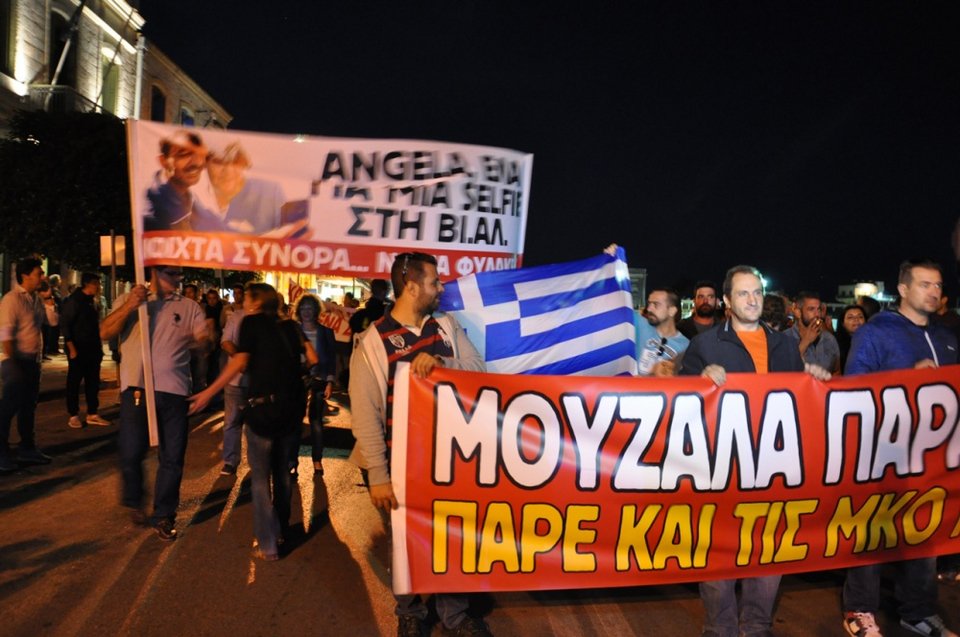 Εκατοντάδες Χιώτες στους δρόμους για το προσφυγικό: «Κάνουν το νησί αποθήκη ψυχών» [εικόνες] | iefimerida.gr 1