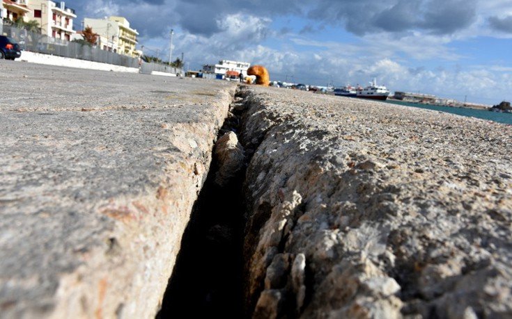 Βυθίζεται το λιμάνι της Χίου -Αποκλείστηκε ο χώρος πρόσδεσης των πλοίων της γραμμής [εικόνες & βίντεο] | iefimerida.gr 0