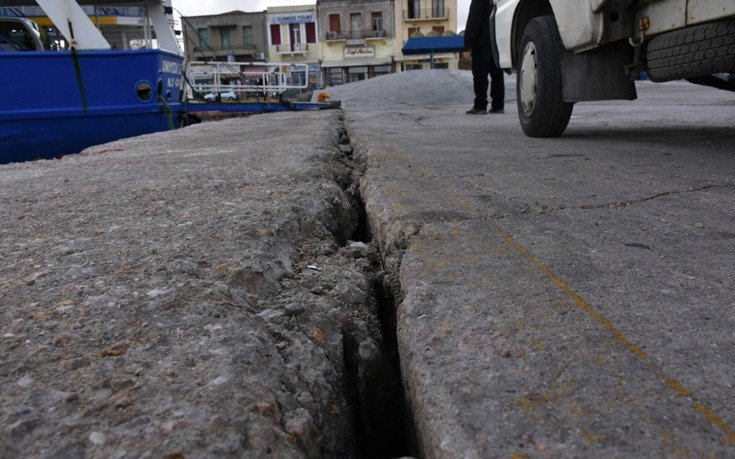 Βυθίζεται το λιμάνι της Χίου -Αποκλείστηκε ο χώρος πρόσδεσης των πλοίων της γραμμής [εικόνες & βίντεο] | iefimerida.gr 2