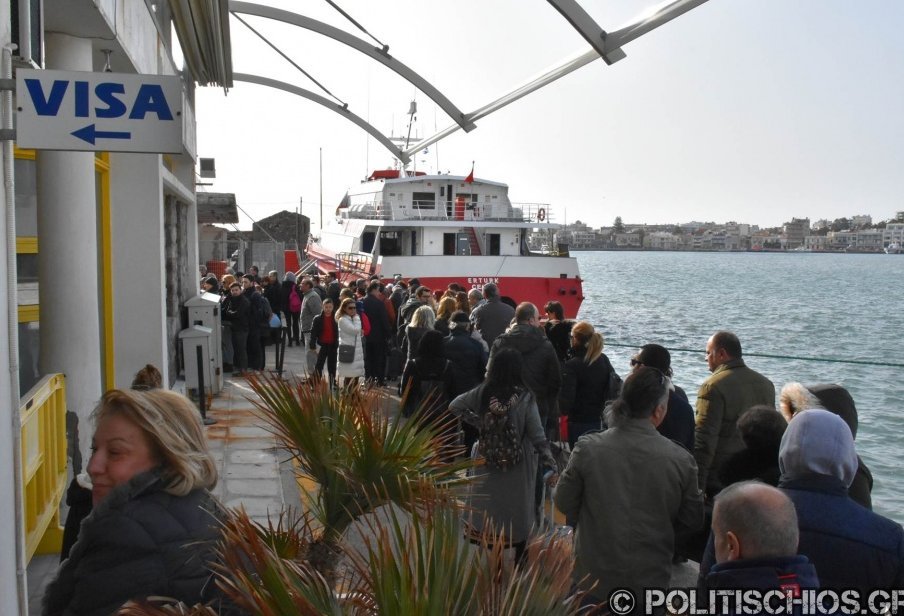 Μαζική απόβαση Τούρκων στη Χίο για τις απόκριες [εικόνες & βίντεο] | iefimerida.gr 0