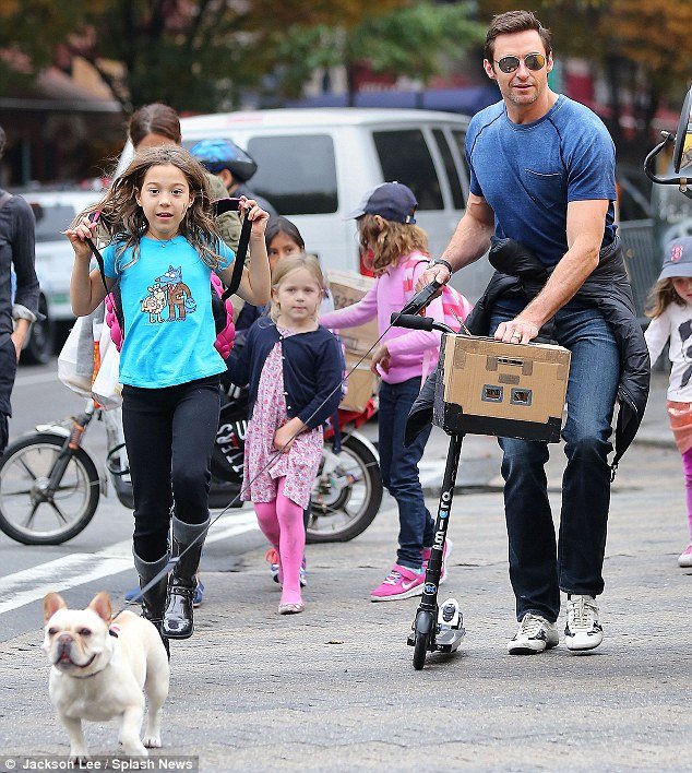 Ο πιο σέξι σταρ στον κόσμο κυκλοφορεί με χαρτόνι στο κεφάλι [εικόνες] | iefimerida.gr 2